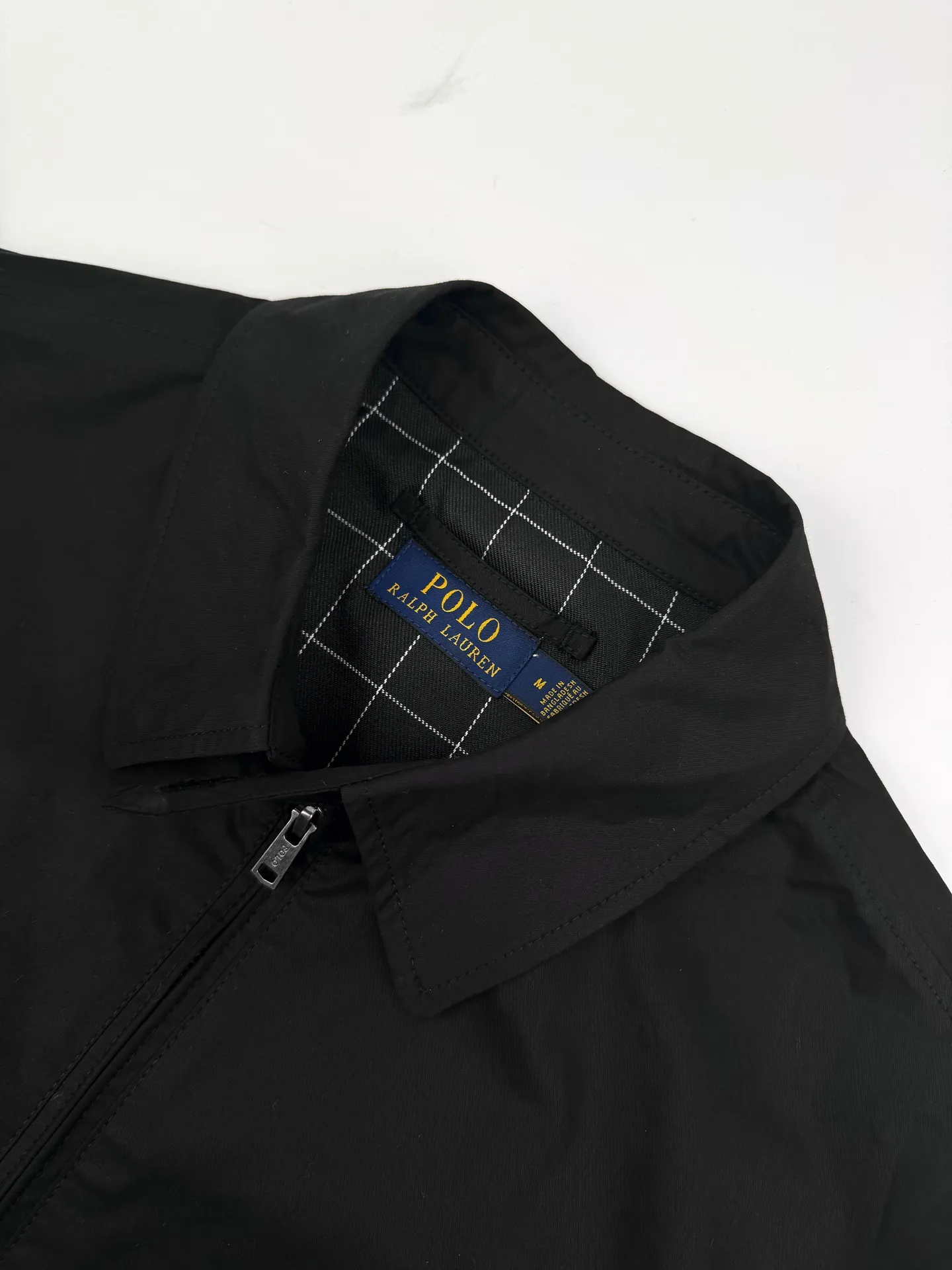 P480 Ralph Lauren embroidered zipper jacket. Customized cotton double-ply small diagonal elegant fabric. Soft and silky. Comfortable against the skin. Uses pure black as the base color. A touch of light gold pony mark embroidery is embellished on the chest. It is more dazzling due to the black background. Low-key and powerful. Subtle gloss changes inject breathing and vitality into the black jacket. Use extreme simplicity to outline a high-end silhouette. Demonstrate taste in silence. Style guide. Universal adaptability. Process 1: Adopt imported machine embroidery technology and use advanced computer control systems and precision mechanical components to achieve the iconic pony embroidery operation with high precision and smooth and delicate lines. Process 2: Template machine bag opening. The preset template guides the position, shape and size of the bag opening. The accuracy ensures the quality of the bag opening effect. Process 3: Infrared positioning cutting machine uses infrared transmitters and infrared receivers to achieve precise positioning of materials. The accuracy can reach the micron level, thereby meeting the effect of high-precision cutting of plaid alignment. Process 4: The fabrics have been carefully washed and have a better hand feel. Not easy to deform, not easy to shrink, not easy to fade, and maintain long-term beauty. Accessories: Customized 1:1 Ralph Lauren shell buckle Customized 1:1 Ralph Lauren zipper Customized 1:1 Ralph Lauren trademark Version: Loose version Size: S M L XL Style number: CC905